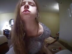 En una cita, una chica debajo videos porno maduras españolas de sus bragas masajea su coño