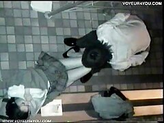 Un hombre se folla a una joven recién acuñada en la xxx milf tetona cabaña